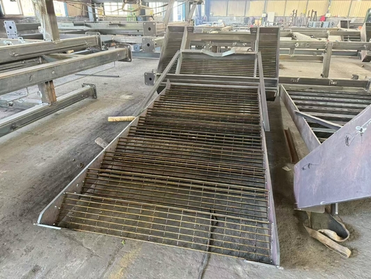 Siyah Tozla Kaplı Çelik Merdiven Konut veya Ticari Kullanım Güvertesi Pas Dayanıklı Metal Merdiven Çubuklu
